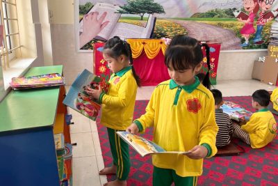 Trẻ hoạt động tại phòng thư viện